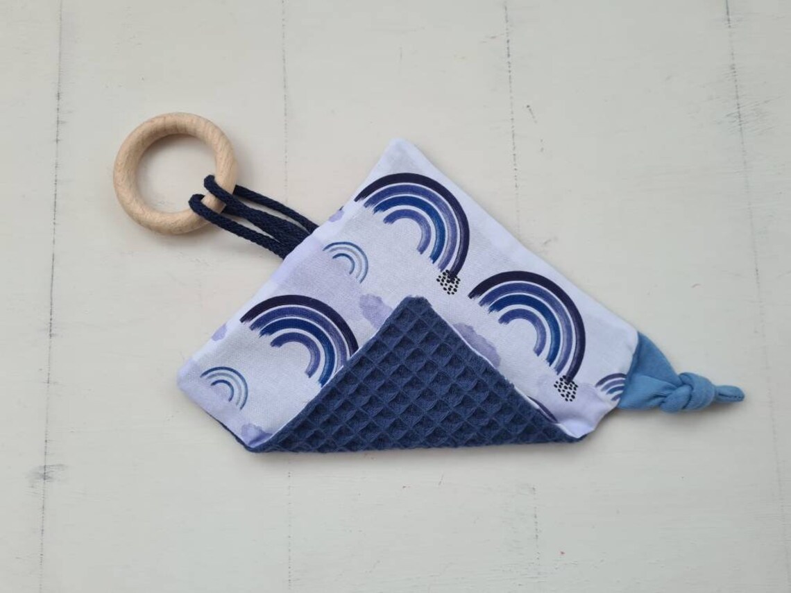 Knistertuch mit Name und Greifling Regenbogen Blau – Bild 3