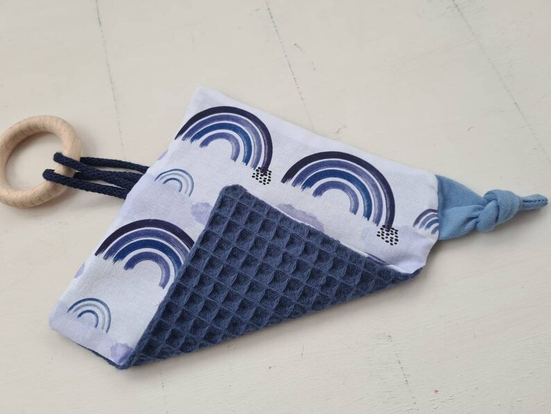 Knistertuch mit Name und Greifling Regenbogen Blau – Bild 4