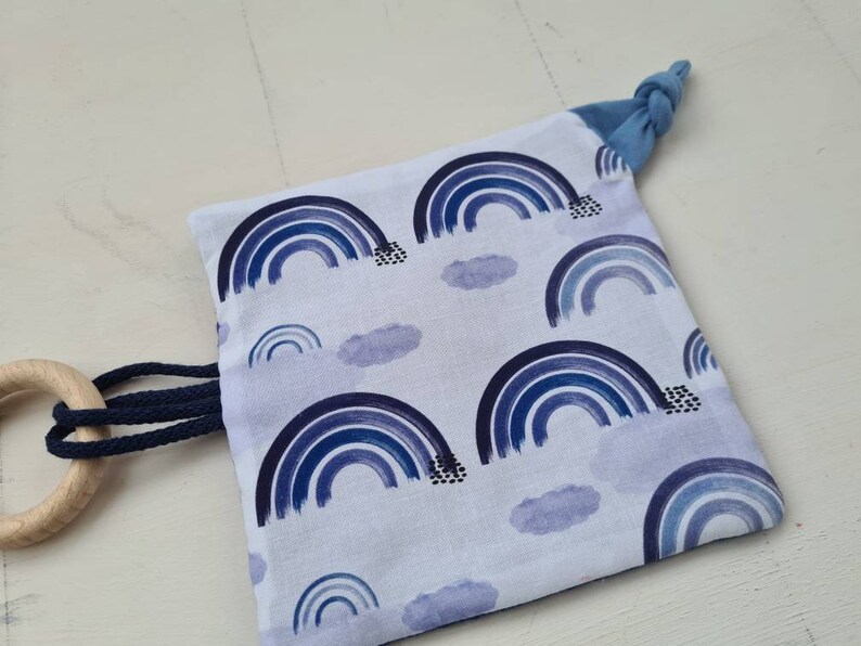 Knistertuch mit Name und Greifling Regenbogen Blau – Bild 6