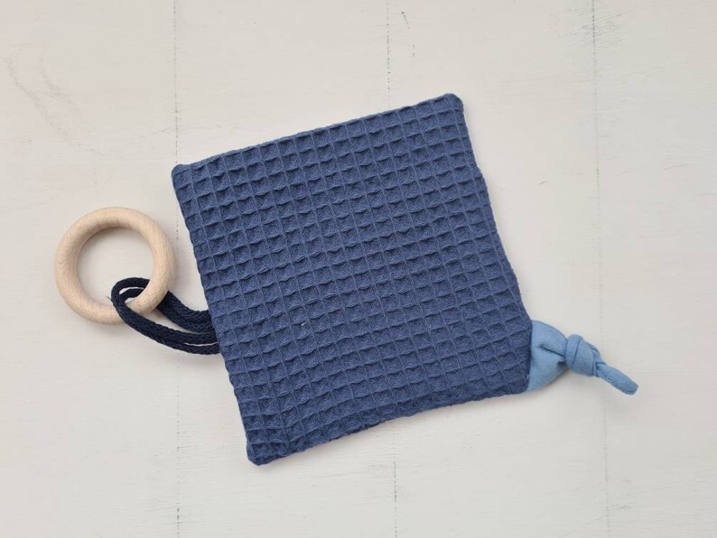 Knistertuch/ Fummeltuch mit Greifling Regenbogen Blau – Bild 5