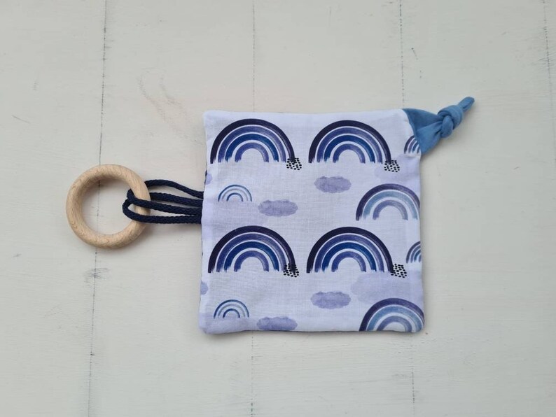 Knistertuch mit Name und Greifling Regenbogen Blau – Bild 7