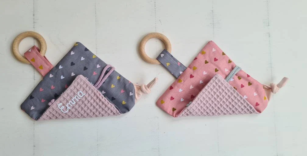 Knistertuch mit Name und Greifling Lovely Hearts