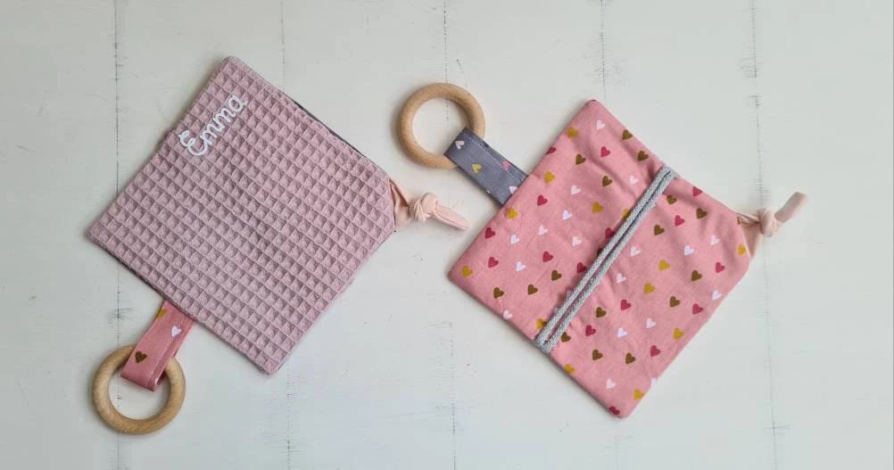 Knistertuch mit Name und Greifling Lovely Hearts – Bild 3