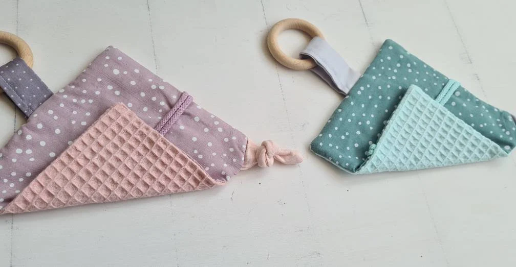 Knistertuch mit Greifling "Dots" – Bild 4