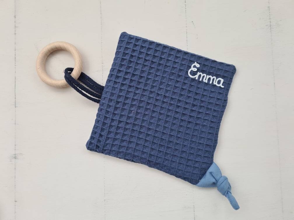 Knistertuch mit Name und Greifling Regenbogen Blau – Bild 5