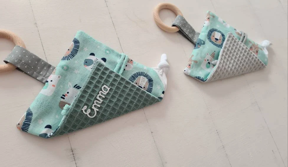 Knistertuch mit Name und Greifling Zootiere Mint – Bild 6