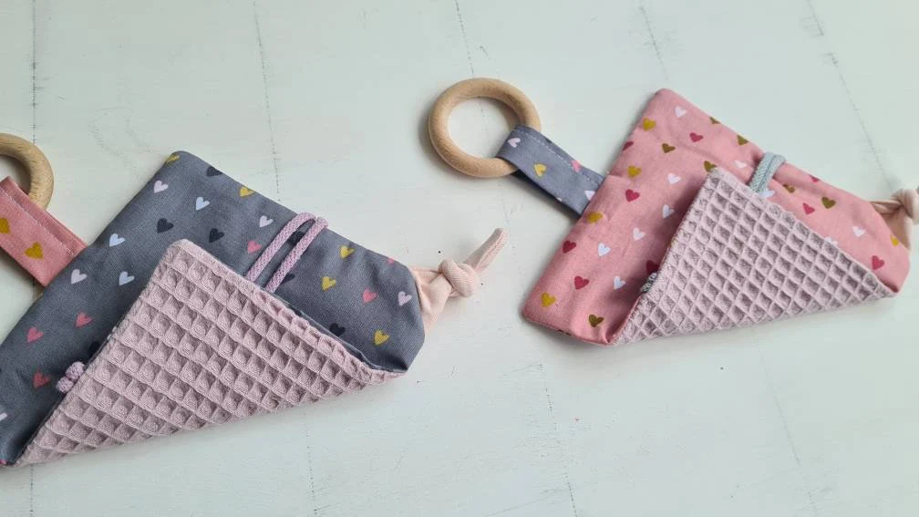 Knistertuch mit Name und Greifling Lovely Hearts – Bild 2