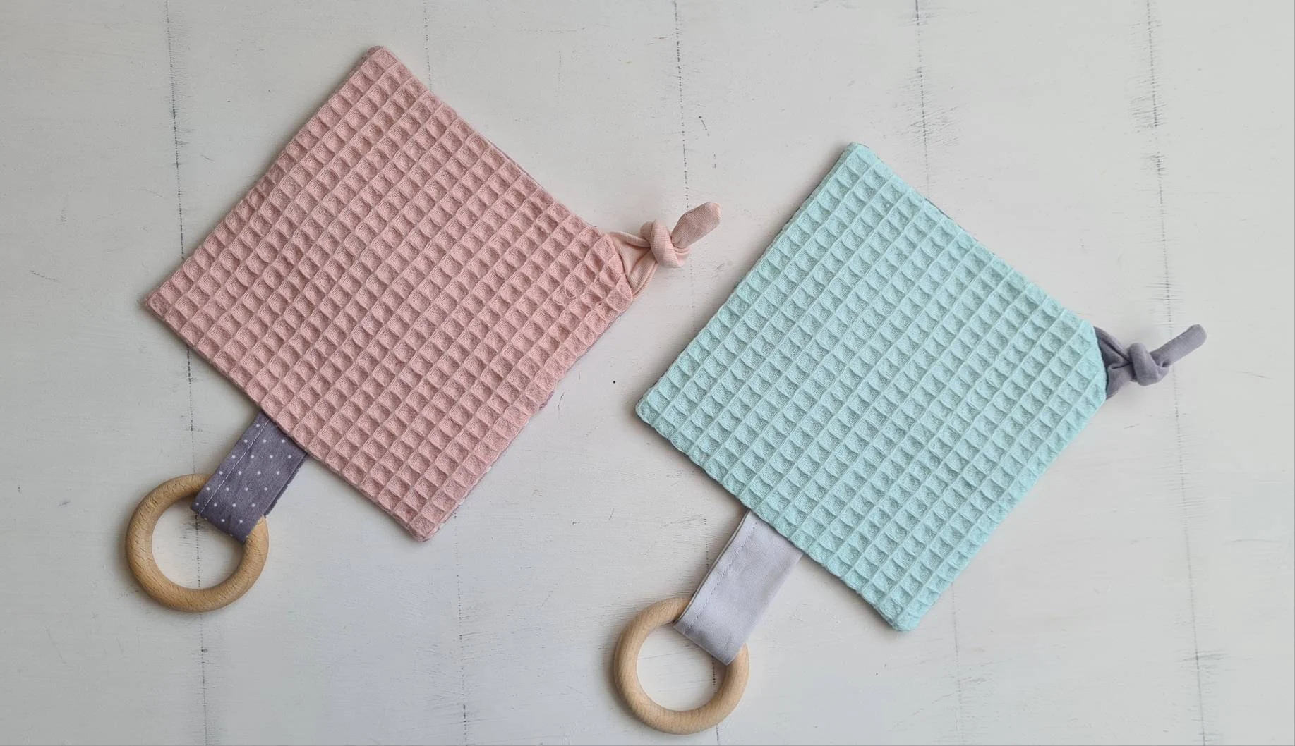 Knistertuch mit Greifling "Dots" – Bild 5