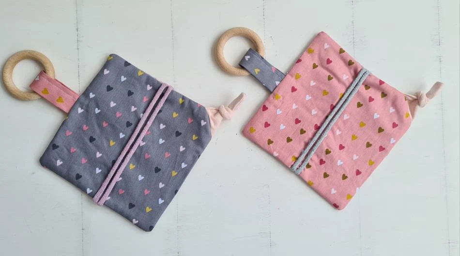 Knistertuch mit Name und Greifling Lovely Hearts – Bild 4