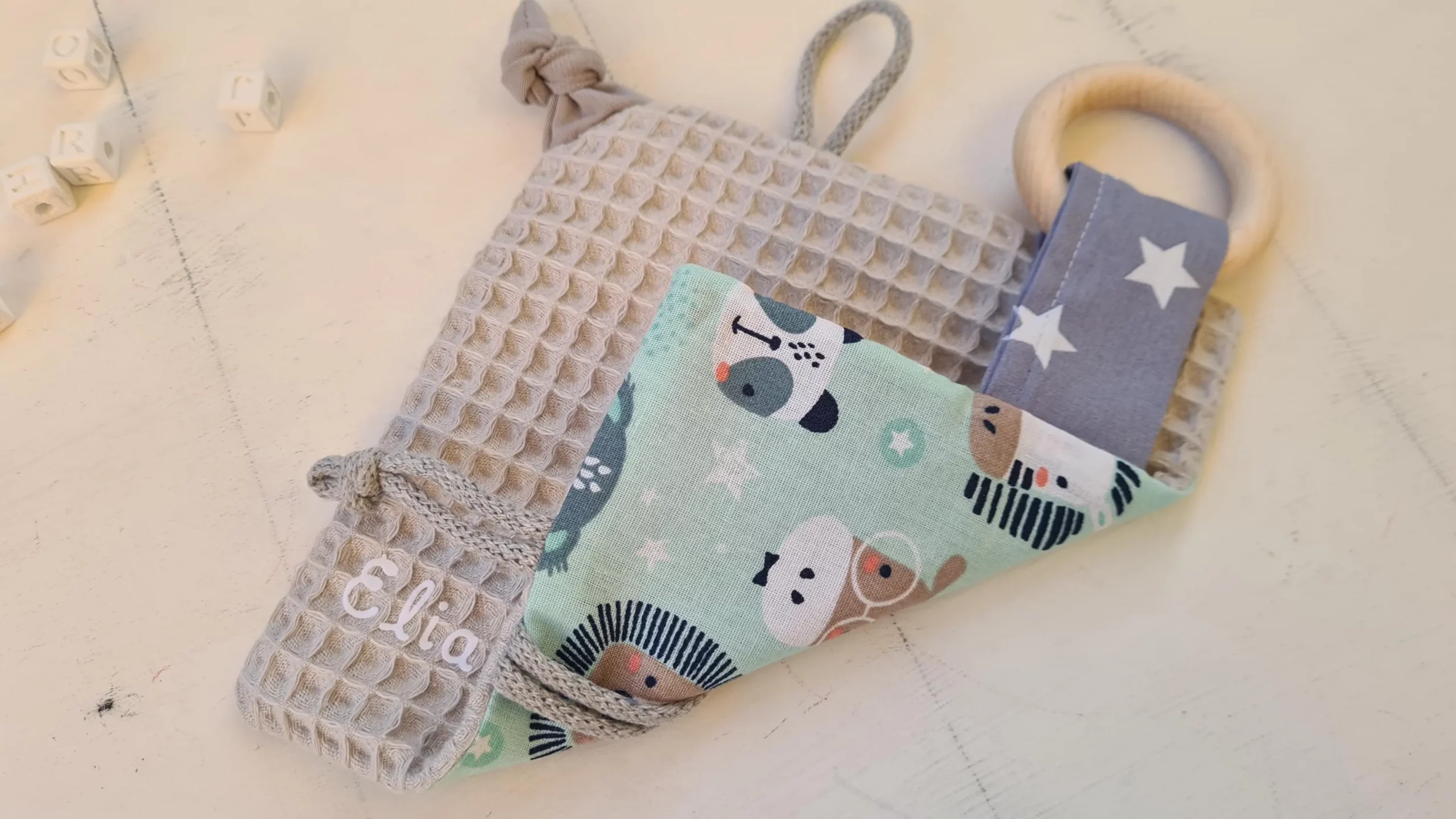 Knistertuch mit Name und Greifling Zootiere Mint – Bild 3