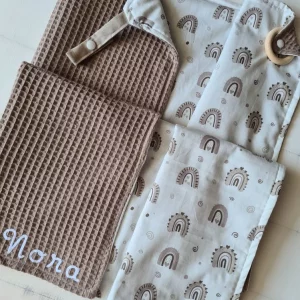Personalisierte Babydecke mit Schnullerlasche und Greifring