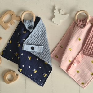 Schmusetuch mit Name und Greifring "Bee"